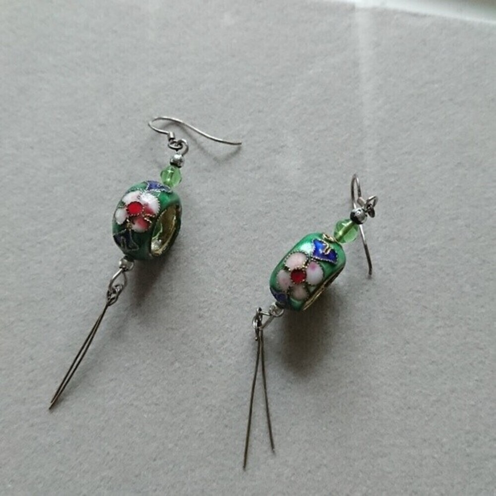 Green enamel round flowers dangling earrings
